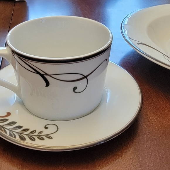 Mikasa Porcelain dinnerware - Picture 2 of 3